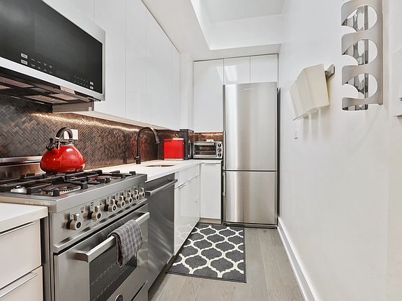 5th image of 165 W 66th St APT 12V