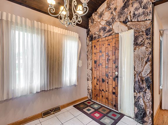 3rd image of 15027 Meadow Ln