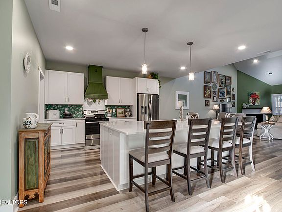 4th image of 984 Meadow Walk Ln