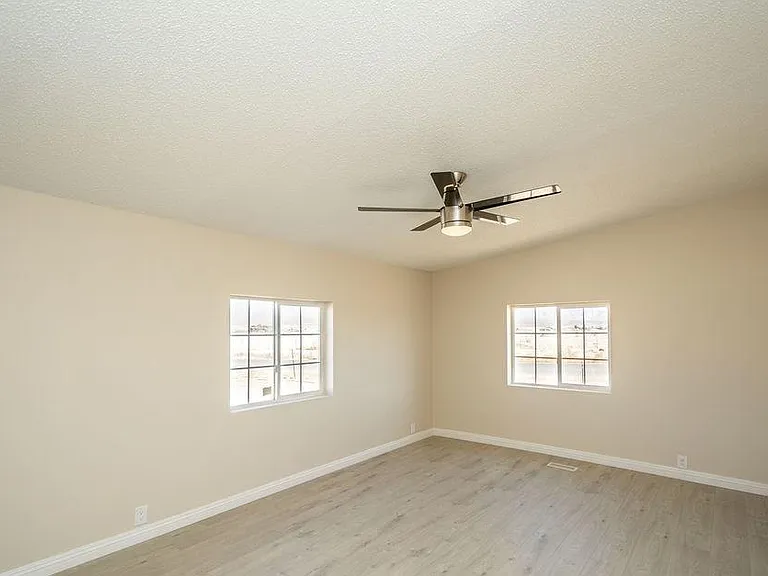 521 W Shady Ln — Photo 6