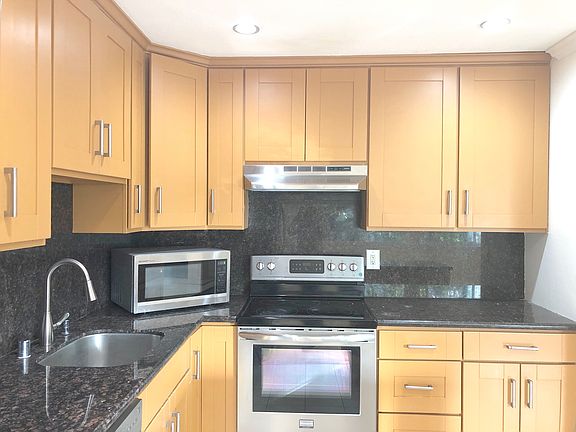 3rd image of 533 Winterberry Way