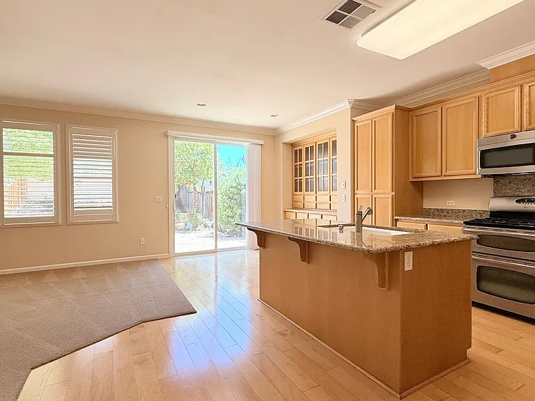 304 Karelian St — Photo 9