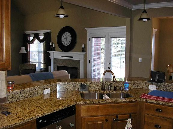 4th image of 927 Meadowlark Dr