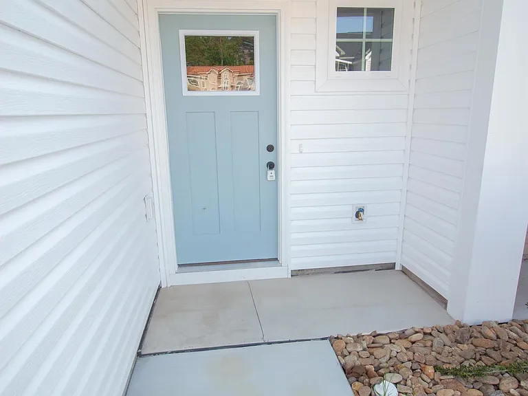 261 Christiana Ln #F — Photo 2