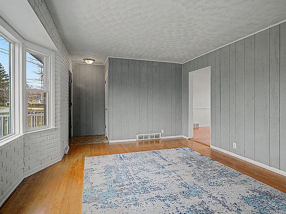 4th image of 4284 Plymouth Ave SE