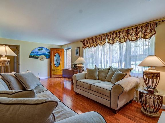 4th image of 9720 Farmcrest Dr