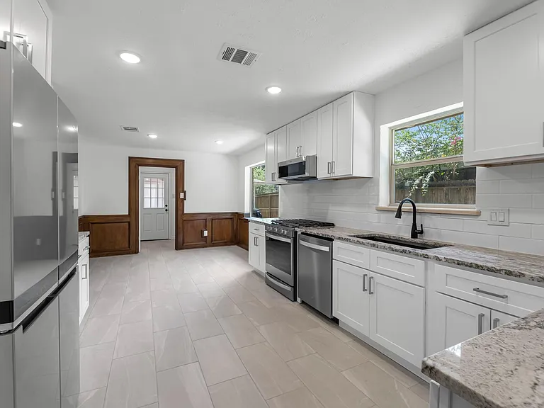 8011 Liberty Elm Ct — Photo 16