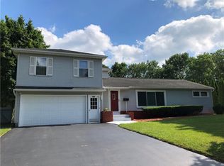 290 Willowcrest Dr, Rochester, NY 14618