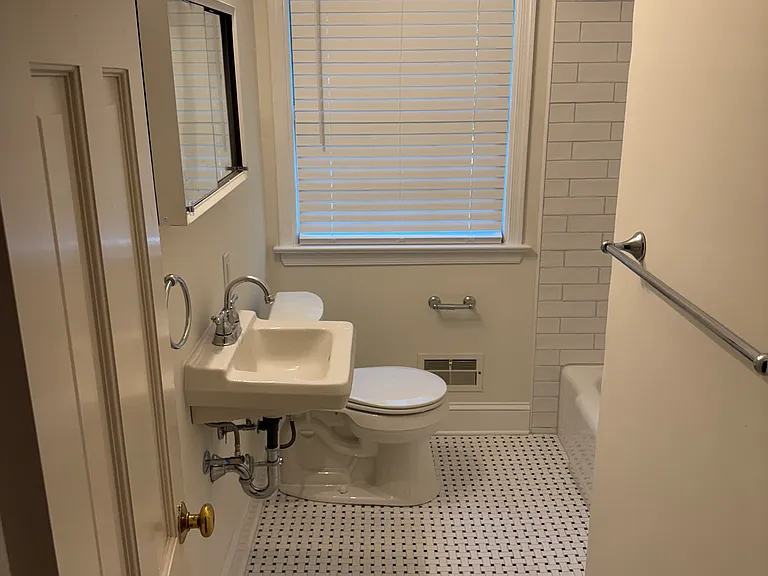 1941 N Junaluska Dr — Photo 2
