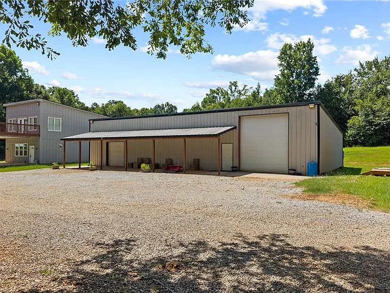 221 Columbus Dr — Photo 48
