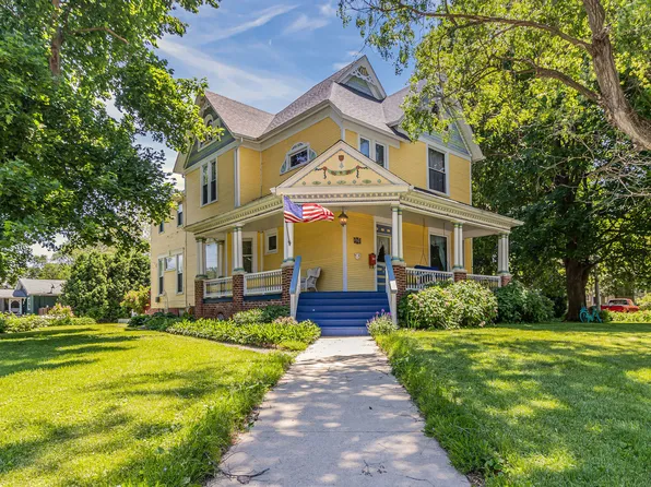 301 S Niles Ave, Tuscola, IL 61953