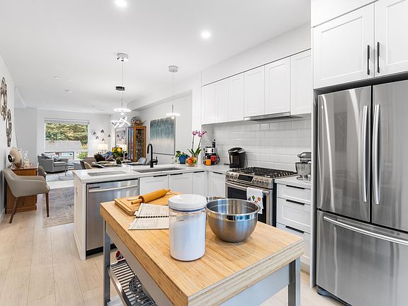 5th image of 3105 Saint George St #202