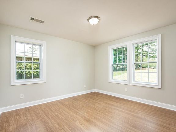 3rd image of 2580 Whiteleigh Dr NE