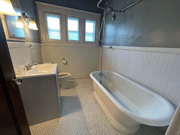 4th image of 151 Saranac Ave APT 2
