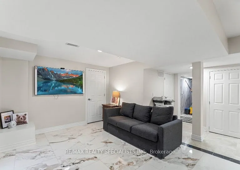 88 Showboat Cres #BSMNT — Photo 15
