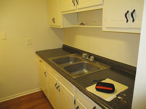 4th image of 301 Edgewood Dr