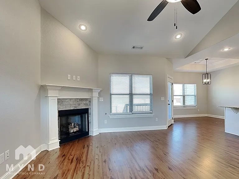 550 Captain Hopkins St — Photo 4
