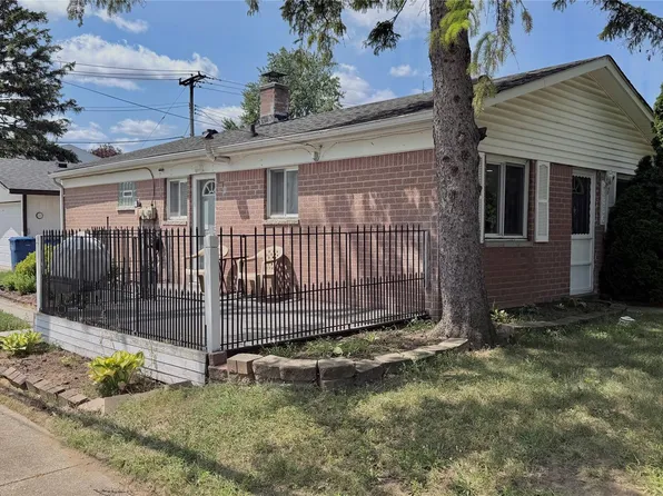 8856 E Forteen Mile Rd, Warren, MI 48093