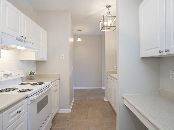 Welcome Home! Amazing location in the heart of Green Hills. close to downtown Nashville down the street from the Mall at Green Hills, Belmont University, Vanderbilt University and hospitals, Music Row. Ground floor unit in gated community. Pool clubhouse