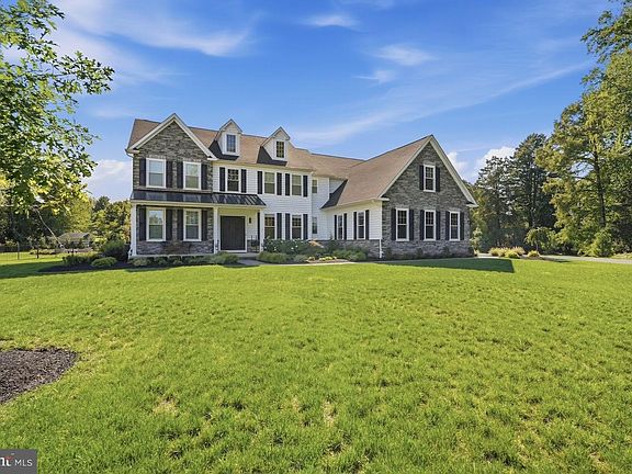 5th image of 7 Lily Ln