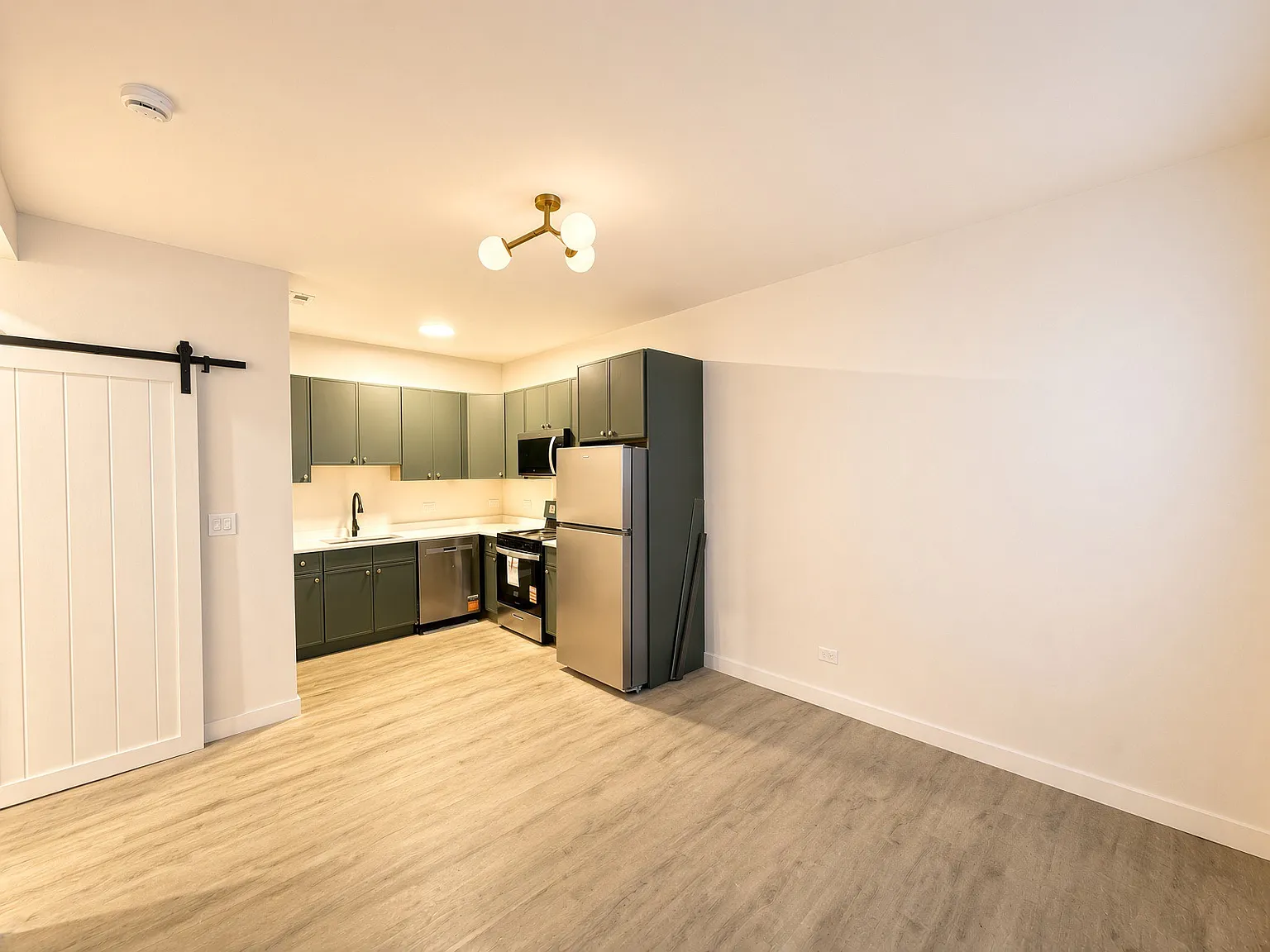 1 bed, $2,100 — Photo 4