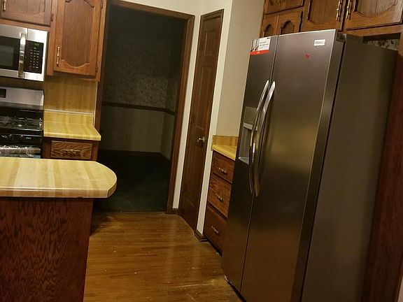2nd image of 275 Huntington Ct