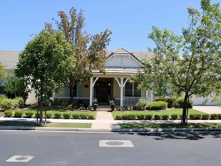 2722 Oakley St — Photo 1