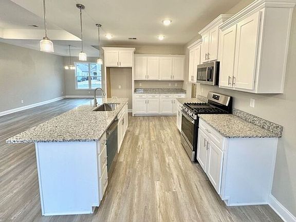 4th image of 572 Rosalie Woods Dr