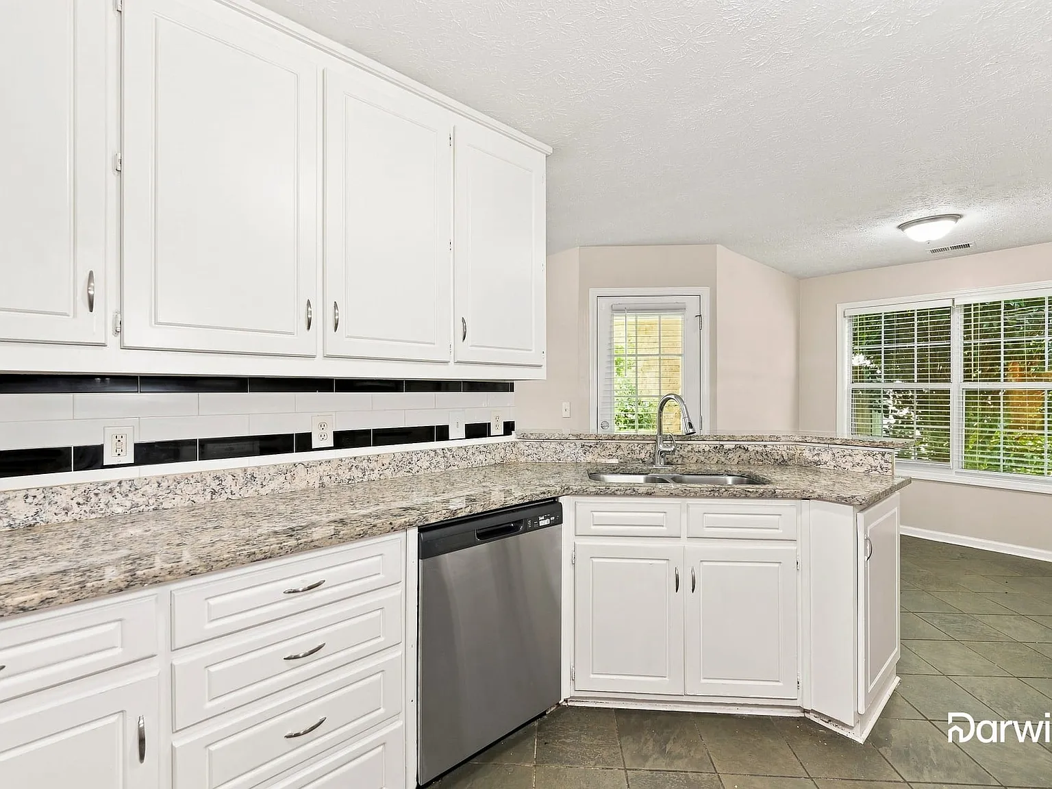 3 bed, 2.0 bath, 1436 sqft, $2,025 — Photo 2