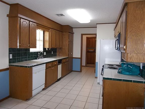5th image of 979 N Douglas Dr