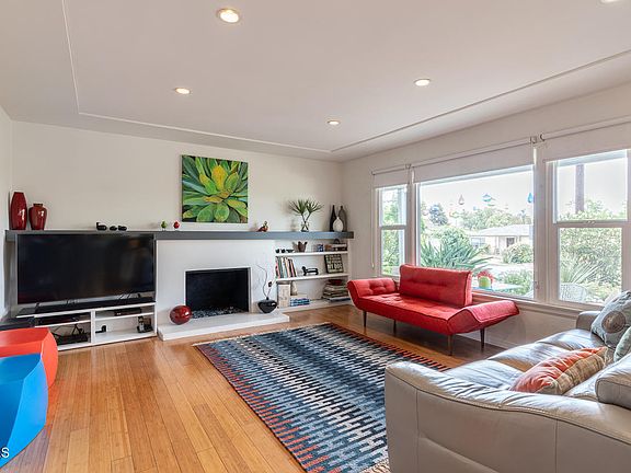 3rd image of 727 W Hillcrest Blvd