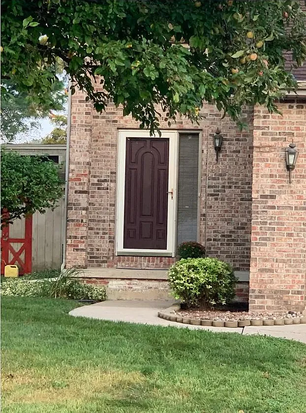 275 E Braeburn — Photo 1