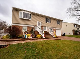 15 Westminster Ln, West Islip, NY 11795