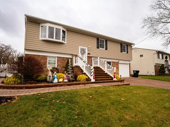 15 Westminster Ln, West Islip, NY 11795