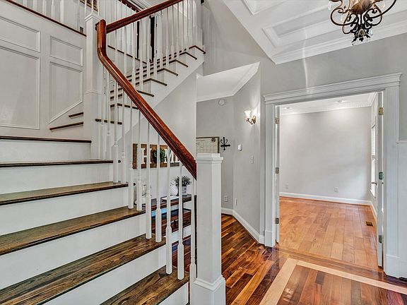 5th image of 157 Grandview Dr