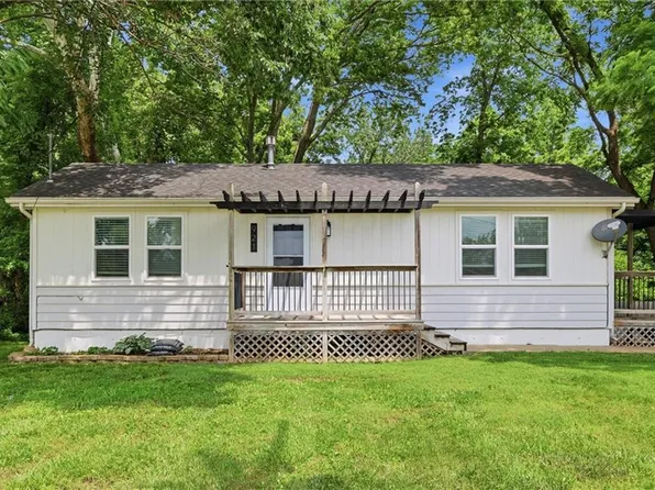 921 E 4th St, Tonganoxie, KS 66086