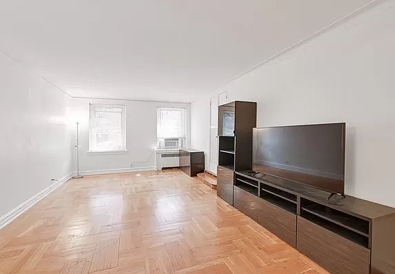 4th image of 325 E 77th St APT 1E