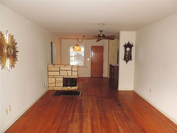 Living room/dining room