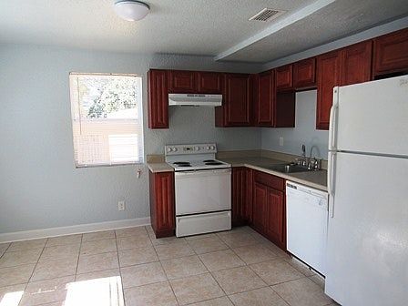 3rd image of 2907 Villa Dr