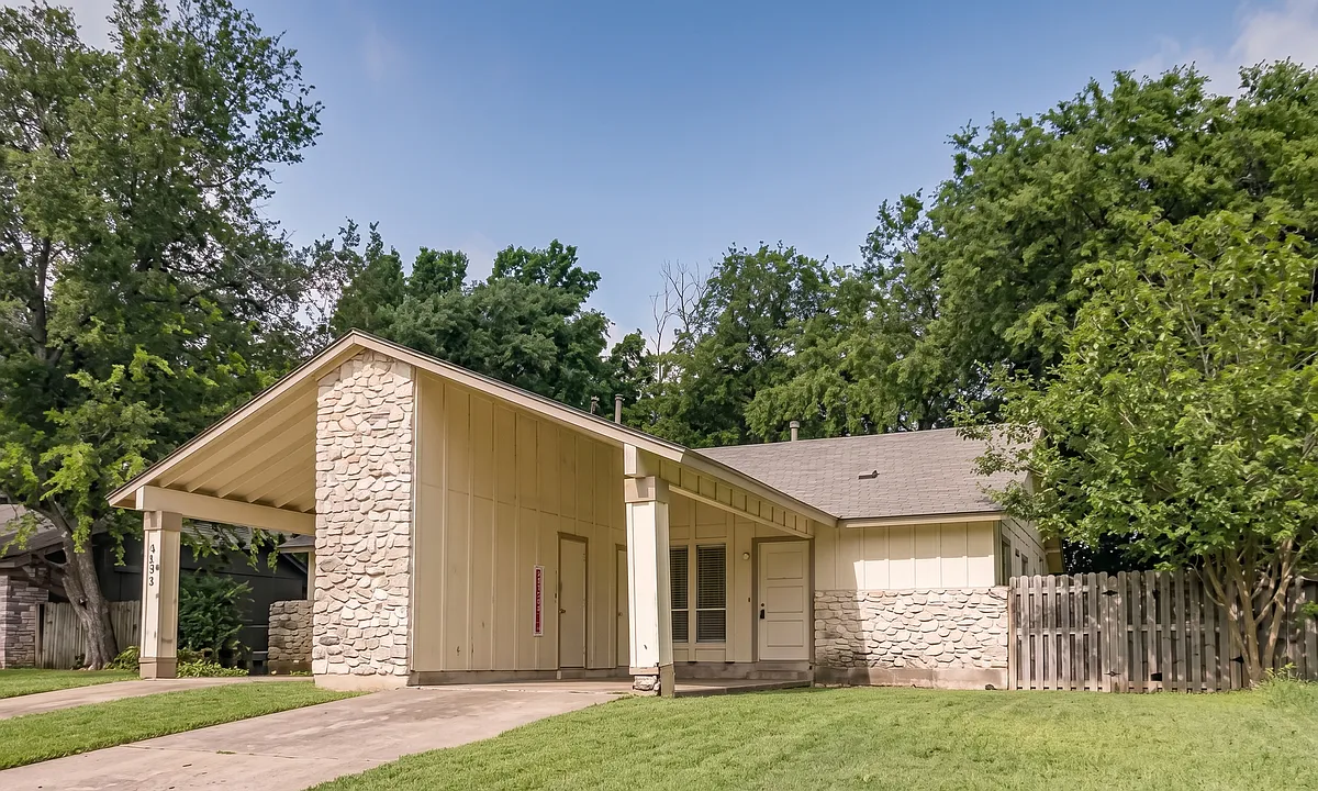Building Photo - 10310 Little Pebble Dr