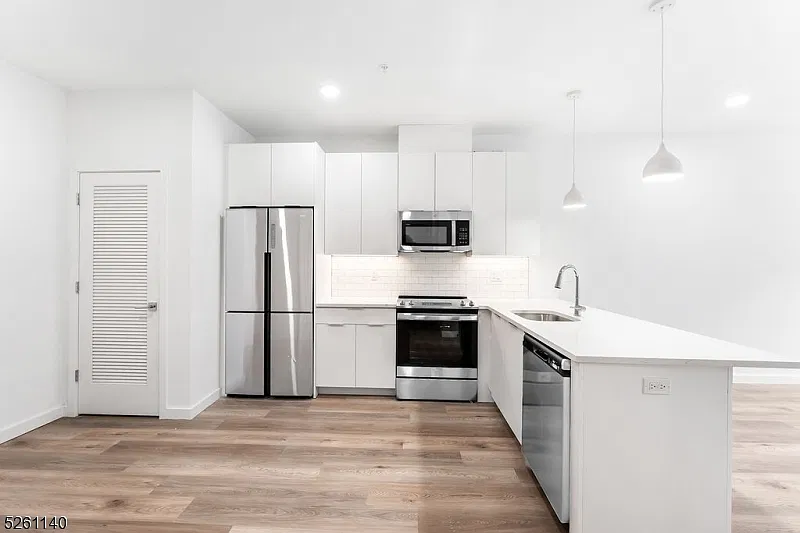 1 bed, 1.0 bath, 720 sqft, $1,962 — Photo 3
