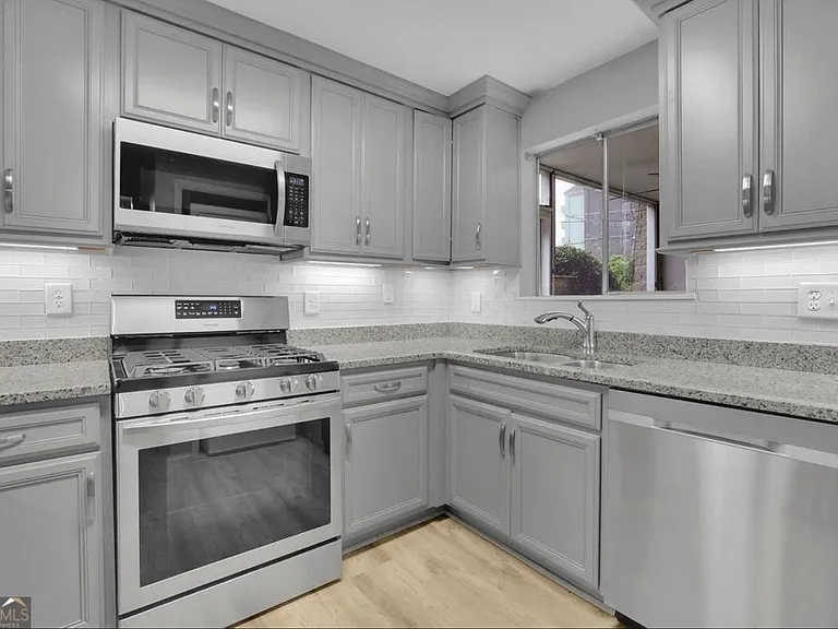 346 Carpenter Dr #16 — Photo 1