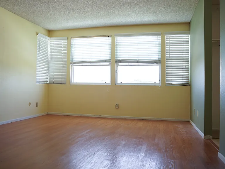 10305 Parkdale Ave — Photo 7