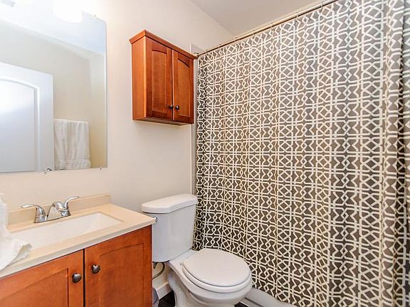 5th image of 1827 N Hermitage Ave APT 2R