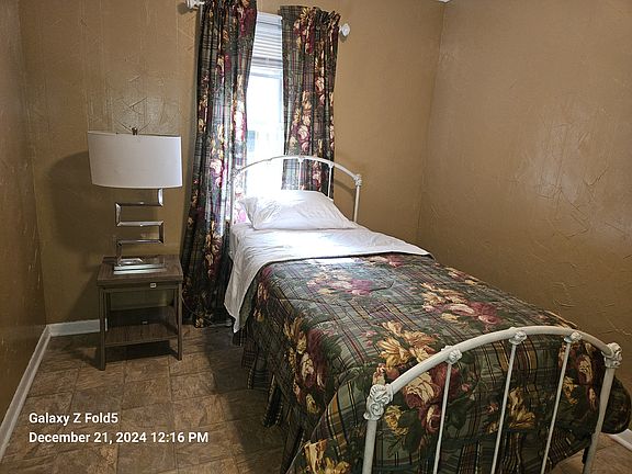 3rd image of 1503 W Holly St