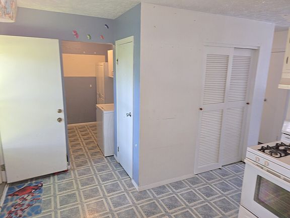 4th image of 800 E Main St