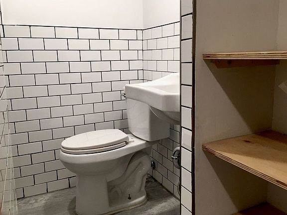 4th image of 441 Bainbridge St #1R