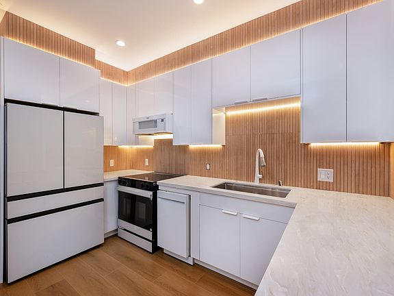 3rd image of 1448 S Holt Ave #1