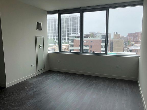 4th image of 811 W Montrose Ave #915