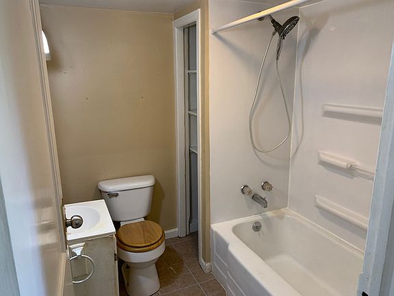 5th image of 200 W Franklin St